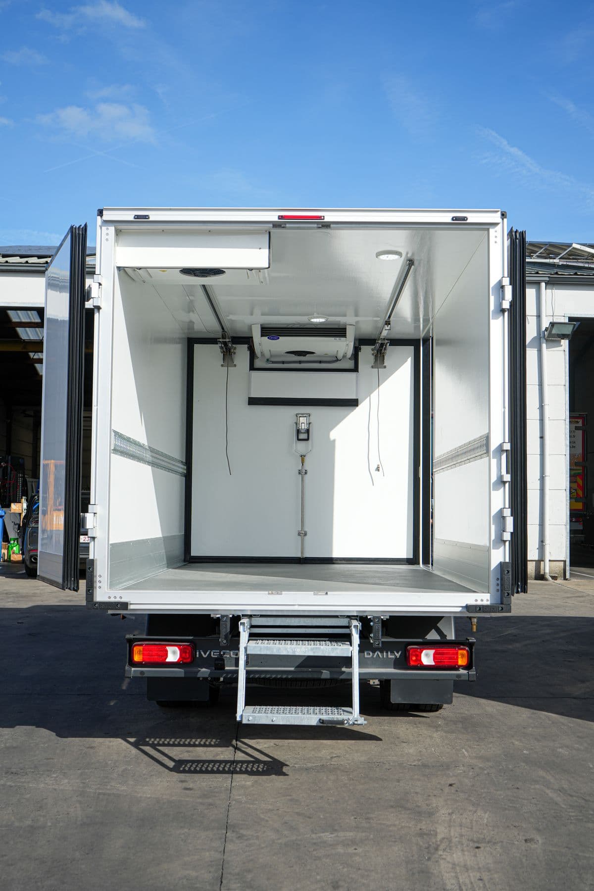 De open achterdeuren van een Isocar box, met zicht in de laadruimte en de opstap