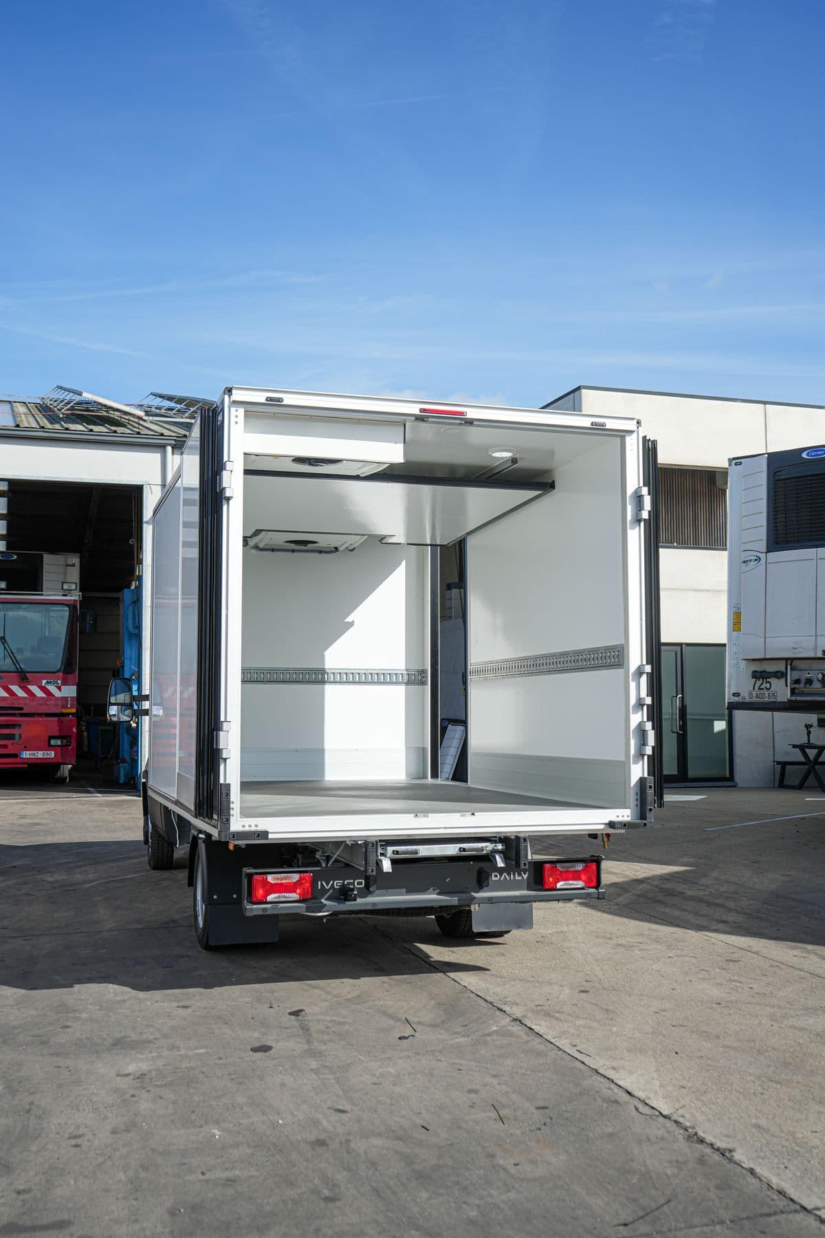 De open achterkant van een Isocar box
