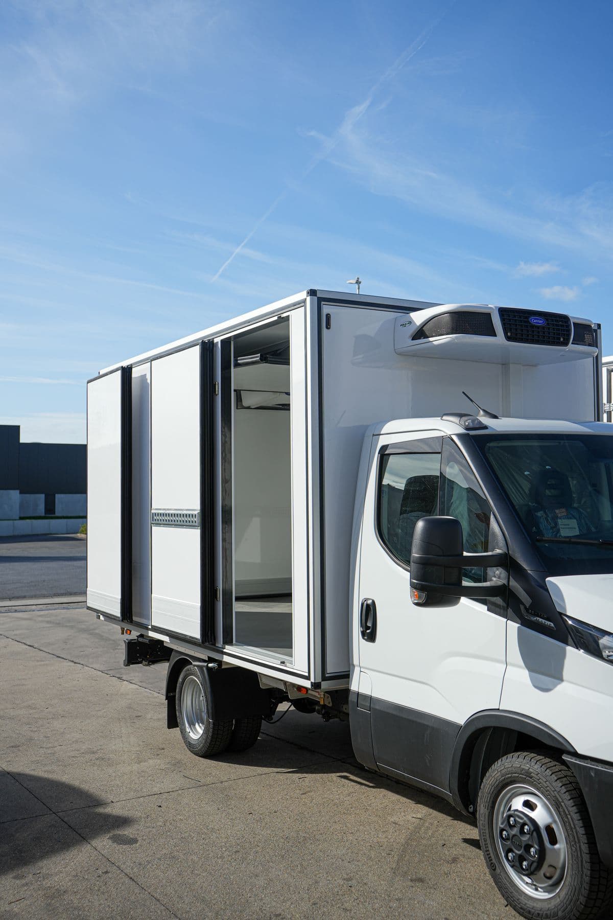 Een Isocar box op een Iveco Daily, met de zijdeur open