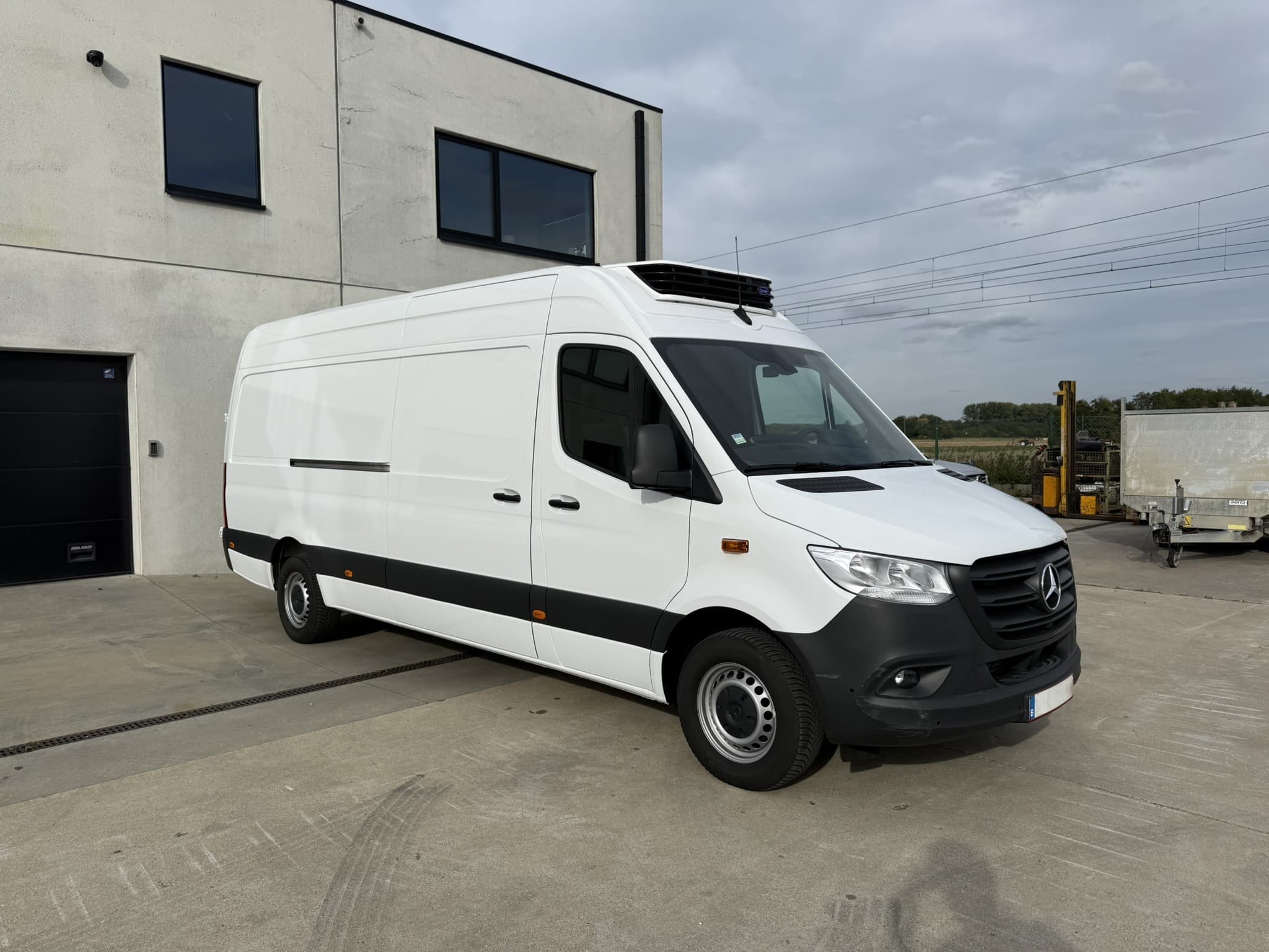 Camionnette frigorifique Mercedes Sprinter blanche sur le parking de Westcool à Hooglede
