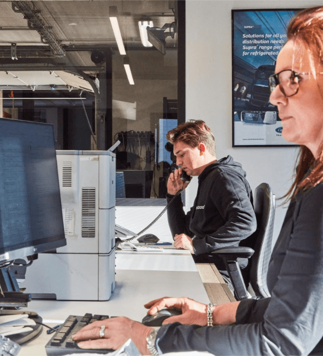 Twee medewerkers van Westcool aan het werk in het verkoopkantoor