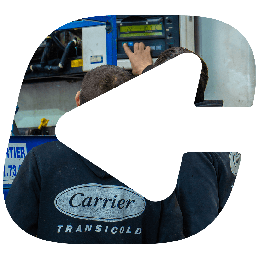Twee technici van Carrier Transicold aan het bedieningspaneel van een trailerkoelgroep