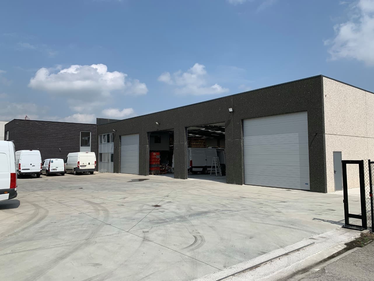 Het gebouw van Isocar in Hooglede, met de poorten open