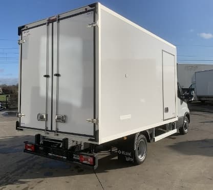 De achterkant van een chassis cabine met nieuwe isotherme opbouw en laadklep